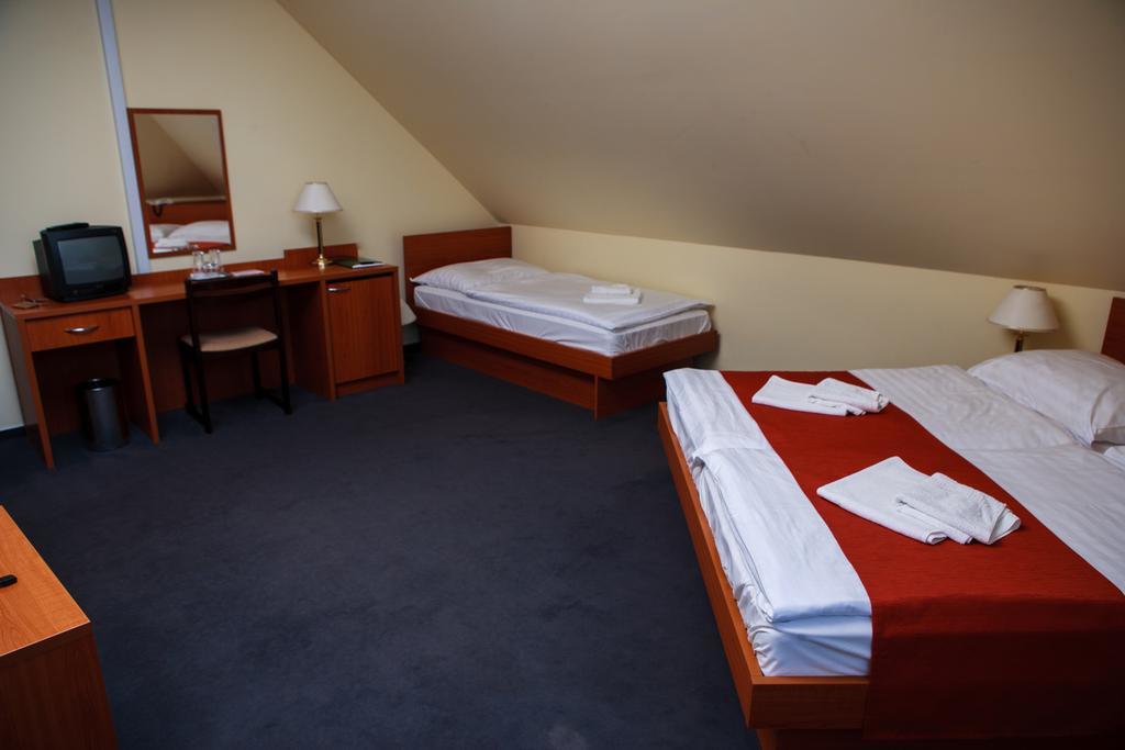 Lipa Hotel Es Etterem 센트고타드 객실 사진