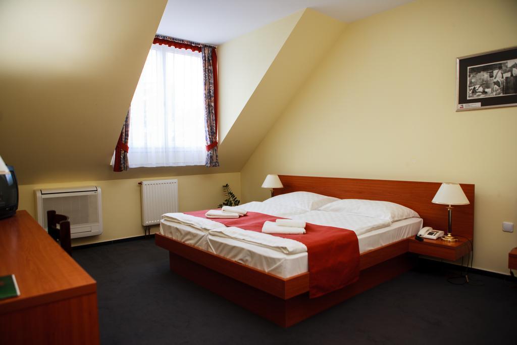 Lipa Hotel Es Etterem 센트고타드 객실 사진