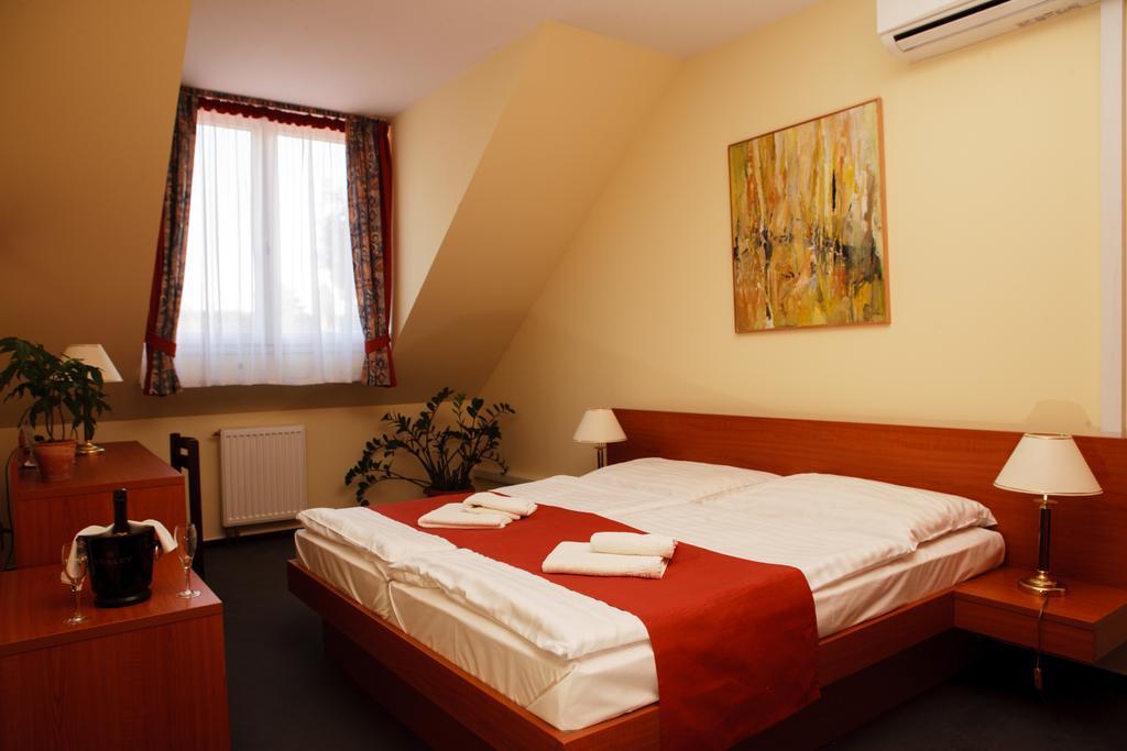 Lipa Hotel Es Etterem 센트고타드 객실 사진