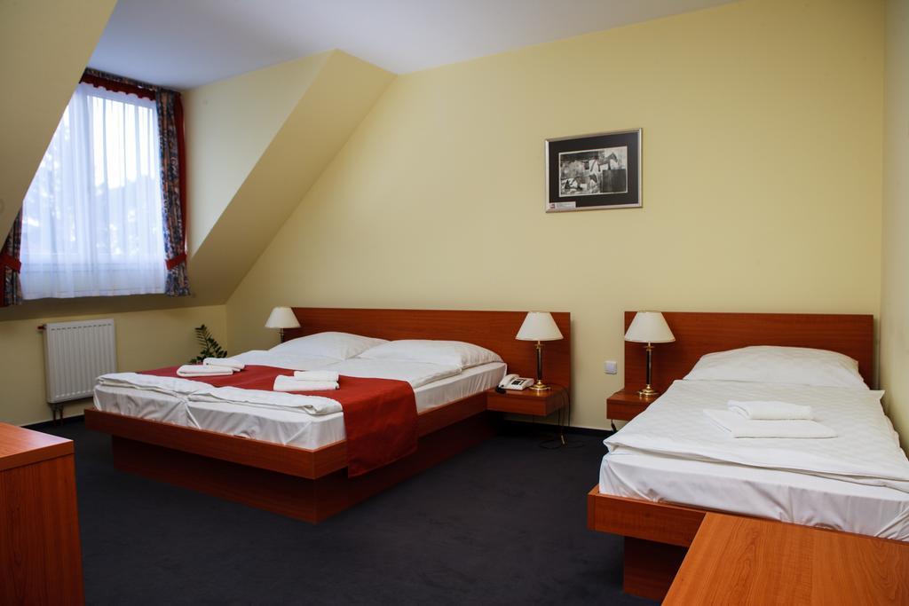 Lipa Hotel Es Etterem 센트고타드 객실 사진