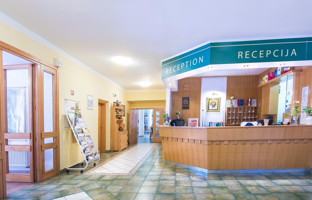 Lipa Hotel Es Etterem 센트고타드 외부 사진